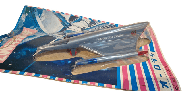 2001 Grey space ship