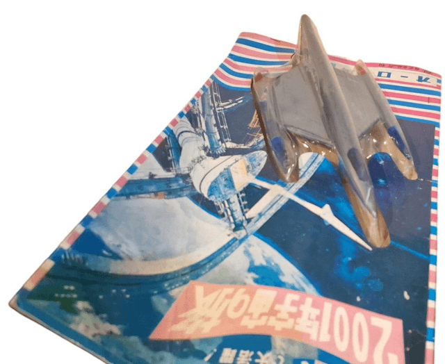 2001 Grey space ship
